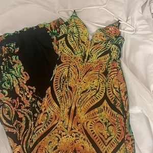 Small- medium changes colors as you walk. Sequin.